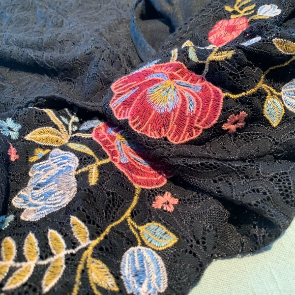 〰️ XHILARATION LACE FLORAL DRESS 〰️ - Picture 3 of 4